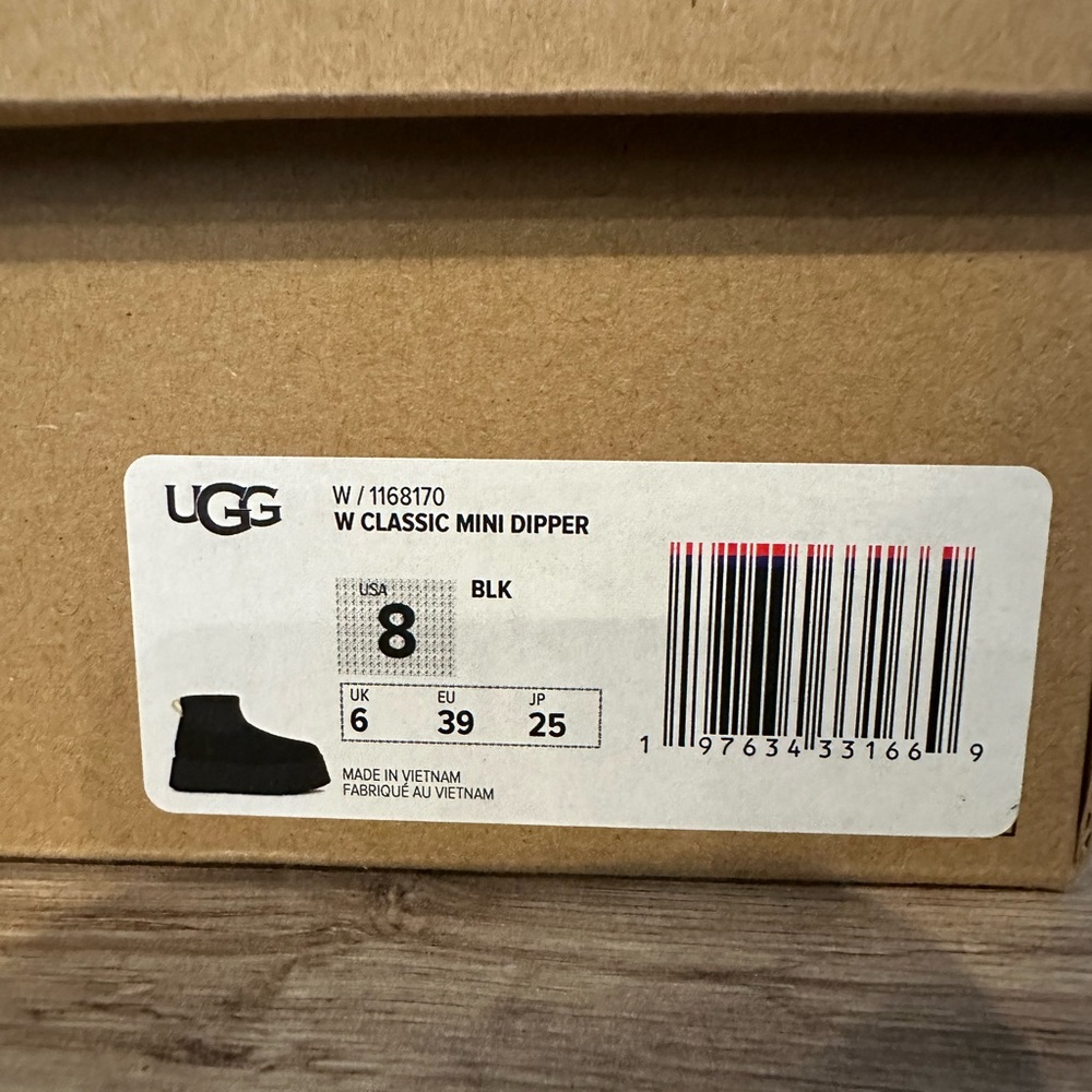 UGG women’s classic lil dipper Black Platform Ankle Boots - Picture 6 of 14